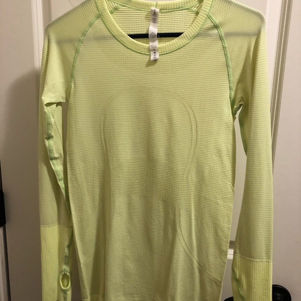 Lululemon athletic shirt w/thumb holes
